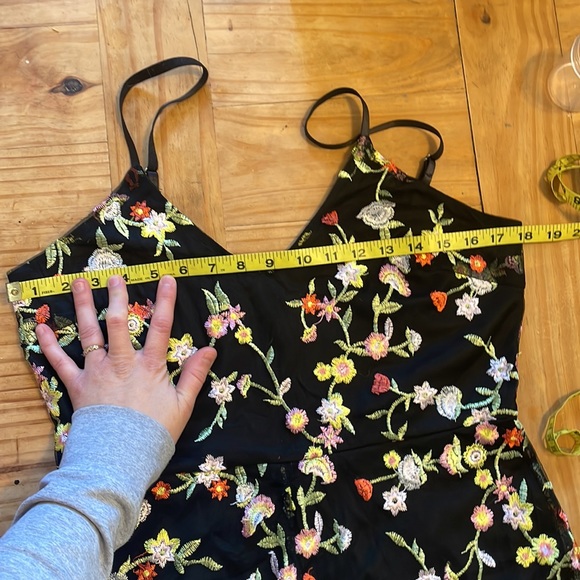 Embroidered romper - Picture 4 of 6